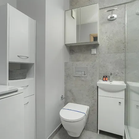 Hotel Stylish Near Hala Arena By Renters